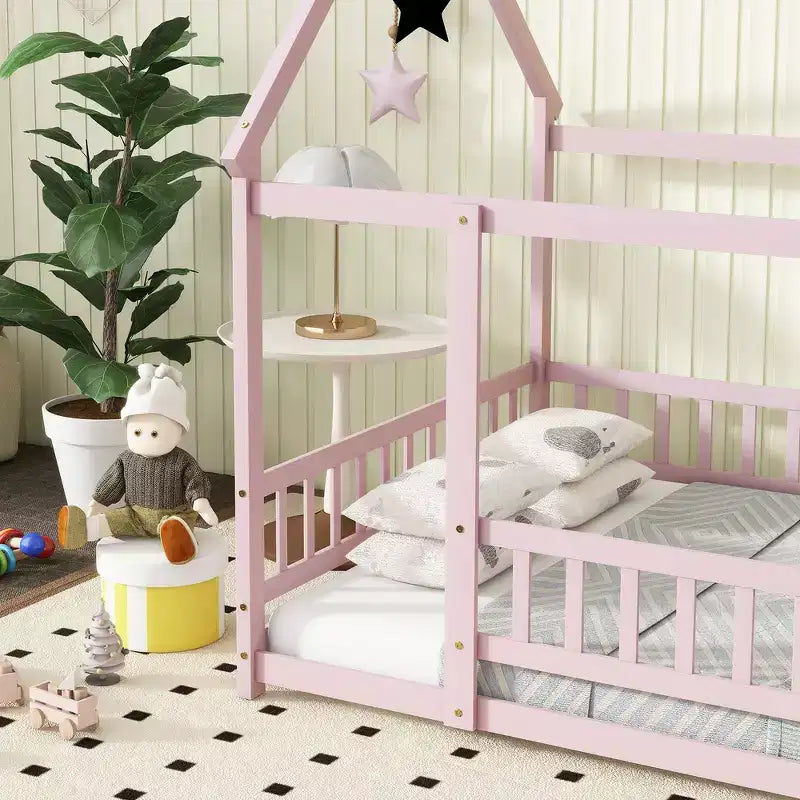 Lit double et lit au sol Whisen, structure en bois avec clôture pour des espaces de sommeil sûrs et imaginatifs pour les enfants