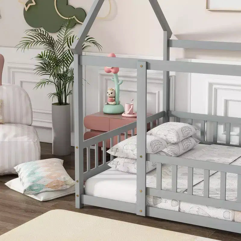 Lit double et lit au sol Whisen, structure en bois avec clôture pour des espaces de sommeil sûrs et imaginatifs pour les enfants