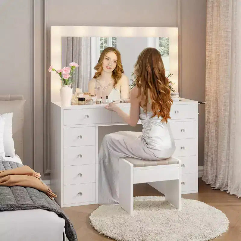 Coiffeuse avec prise de courant, Coiffeuse avec miroir et 12 lumières, 3 modes d'éclairage, Coiffeuse avec plateau en verre, Table de maquillage pour chambre à coucher