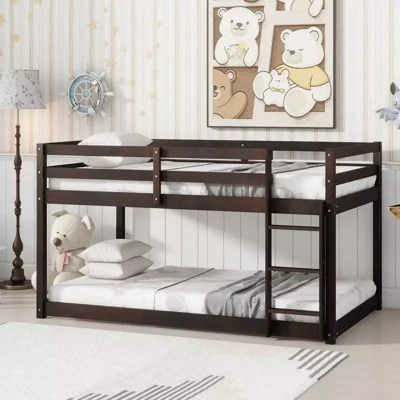 Lit superposé Okak Twin Over Twin au sol avec échelle et lattes renforcées, cadre de lit moderne en bois d'hévéa pour chambre d'enfants, chambre à coucher