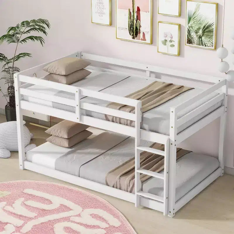Lit superposé Okak Twin Over Twin au sol avec échelle et lattes renforcées, cadre de lit moderne en bois d'hévéa pour chambre d'enfants, chambre à coucher
