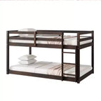 Lit superposé Okak Twin Over Twin au sol avec échelle et lattes renforcées, cadre de lit moderne en bois d'hévéa pour chambre d'enfants, chambre à coucher