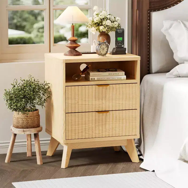 Table de chevet cannelée moderne, Table de nuit en bois avec ports USB et prises, 2 tiroirs et étagère ouverte, Table d'appoint décorative