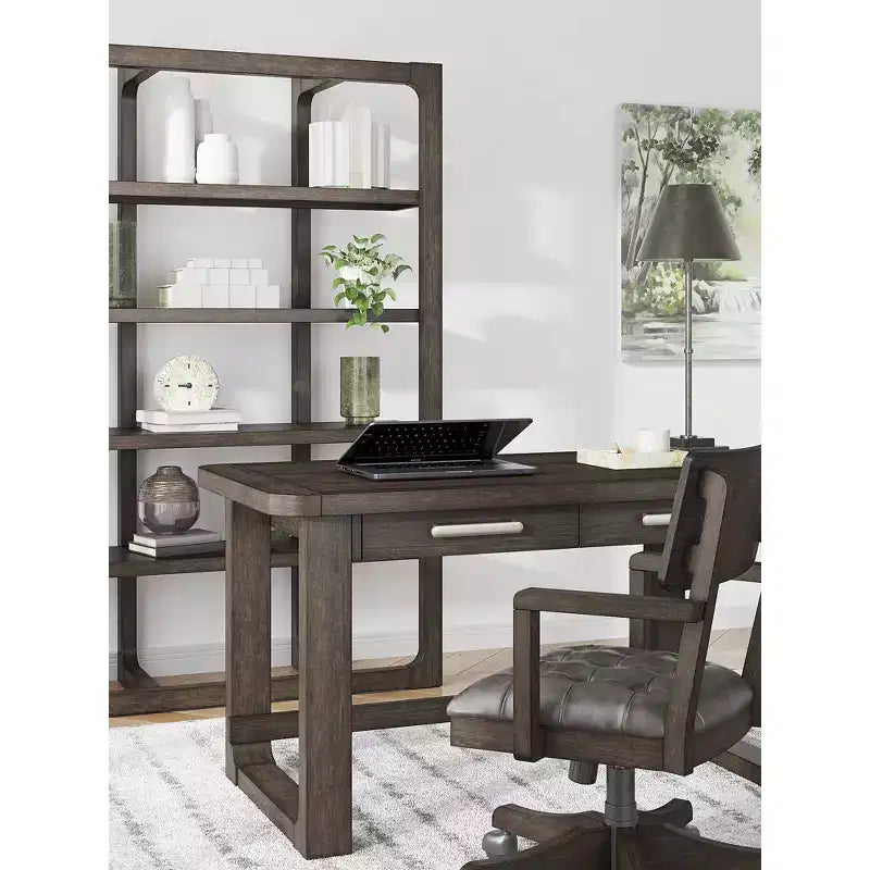 Bureau Signature Design by Ashley Breckington avec 2 tiroirs - Fini en bois brun foncé et découpe pour la gestion des câbles