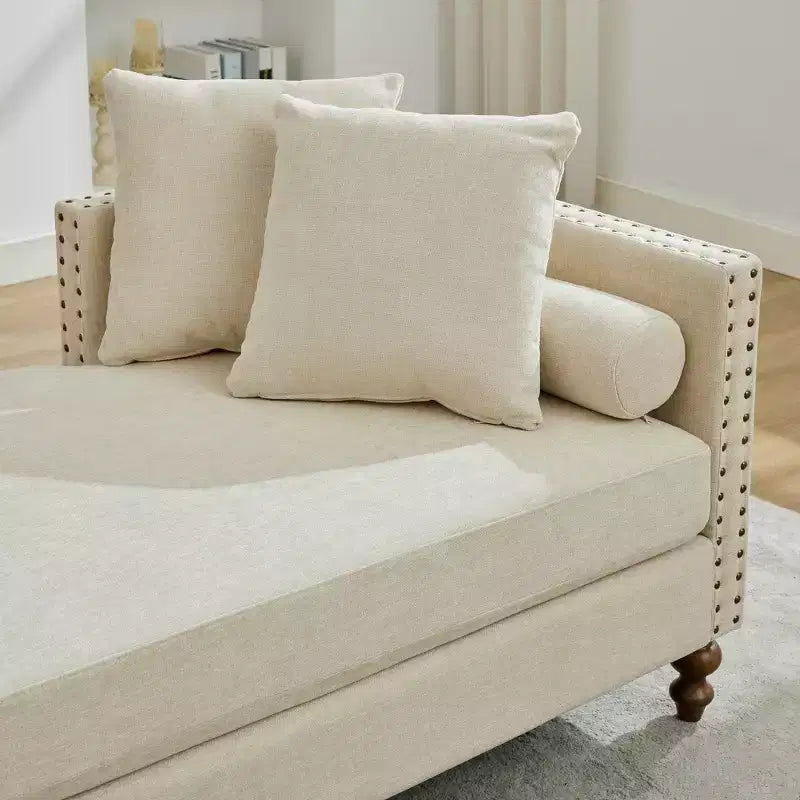 Chaise longue capitonnée en chenille Ashtabula de GDFStudio avec garniture cloutée