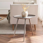 Table d'appoint HomeStock Belmont en métal avec plateau triangulaire arrondi et trois pieds, table d'appoint en aluminium fabriquée à la main avec une finition moderne rustique