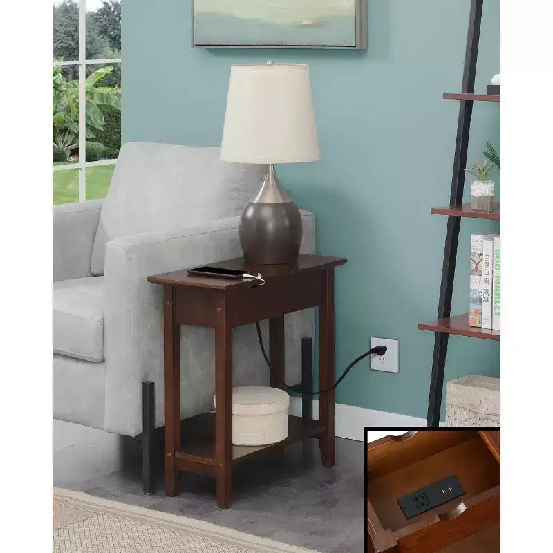 Table d'appoint relevable HomeStock Belmont avec rangement et station de chargement, dotée de ports USB, de prises de courant et d'un design compact et peu encombrant