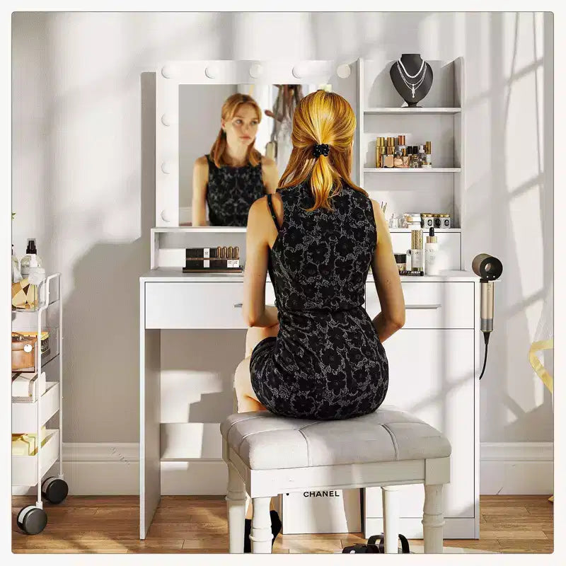 Coiffeuse minimaliste blanche Okak avec grand miroir et lumières LED, bureau de maquillage avec tiroirs et armoires, table de maquillage pour chambres à coucher