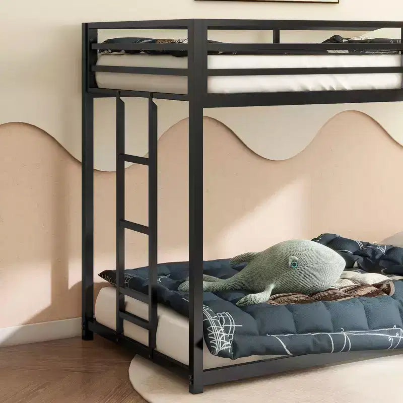 Lits superposés Okak 76,69 po pour enfants, lits jumeaux, avec cadre en métal, lits superposés bas avec échelle et barrières de sécurité, cadres de lit pour chambre, noirs