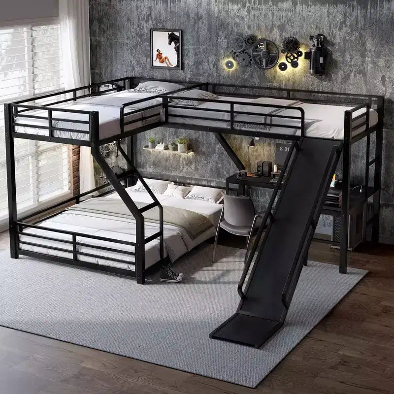 Lit superposé triple en métal noir en forme de L, taille double XL au-dessus d'un lit queen, avec lit superposé double, toboggan et ports USB