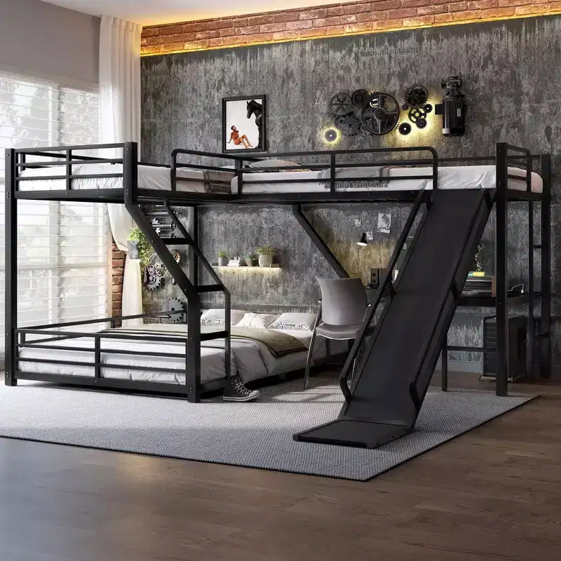 Lit superposé triple en métal noir en forme de L, taille double XL au-dessus d'un lit queen, avec lit superposé double, toboggan et ports USB