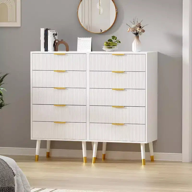 Commode à cinq tiroirs avec poignées et pieds en métal, idéale pour la chambre, le salon, le couloir et l'entrée.