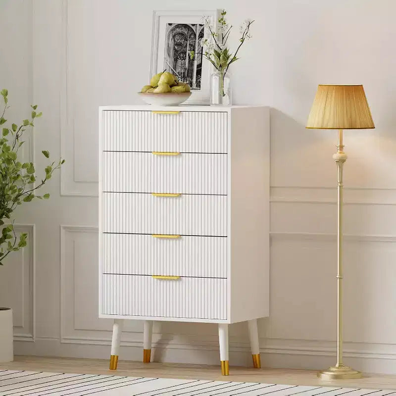 Commode à cinq tiroirs avec poignées et pieds en métal, idéale pour la chambre, le salon, le couloir et l'entrée.