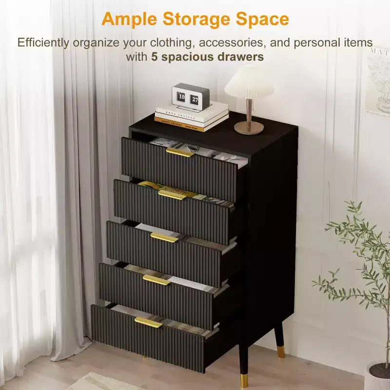 Commode à cinq tiroirs avec poignées et pieds en métal, idéale pour la chambre, le salon, le couloir et l'entrée.
