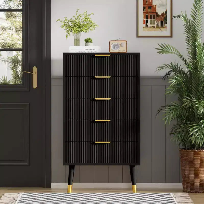 Commode à cinq tiroirs avec poignées et pieds en métal, idéale pour la chambre, le salon, le couloir et l'entrée.