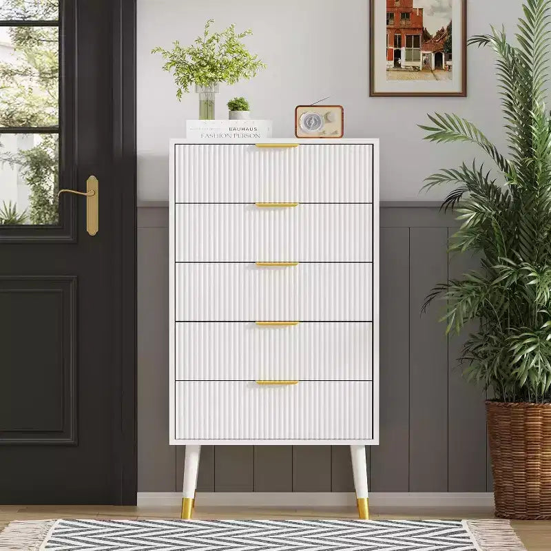 Commode à cinq tiroirs avec poignées et pieds en métal, idéale pour la chambre, le salon, le couloir et l'entrée.