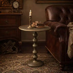 Table d'appoint ronde Royal Hampton de 22 po – Aluminium moulé laiton antique à texture martelée pour petits espaces