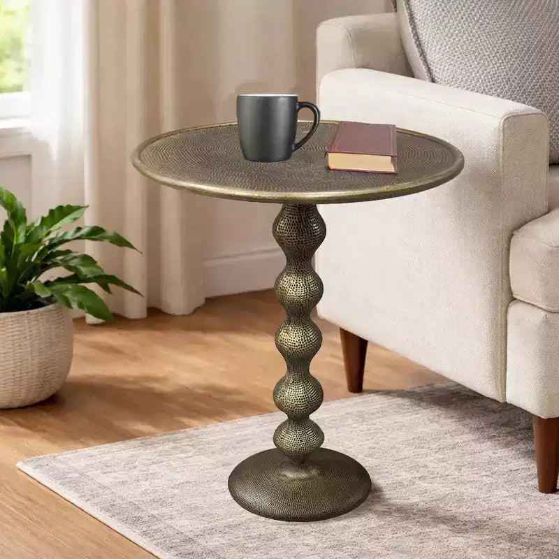 Table d'appoint ronde Royal Hampton de 22 po – Aluminium moulé laiton antique à texture martelée pour petits espaces