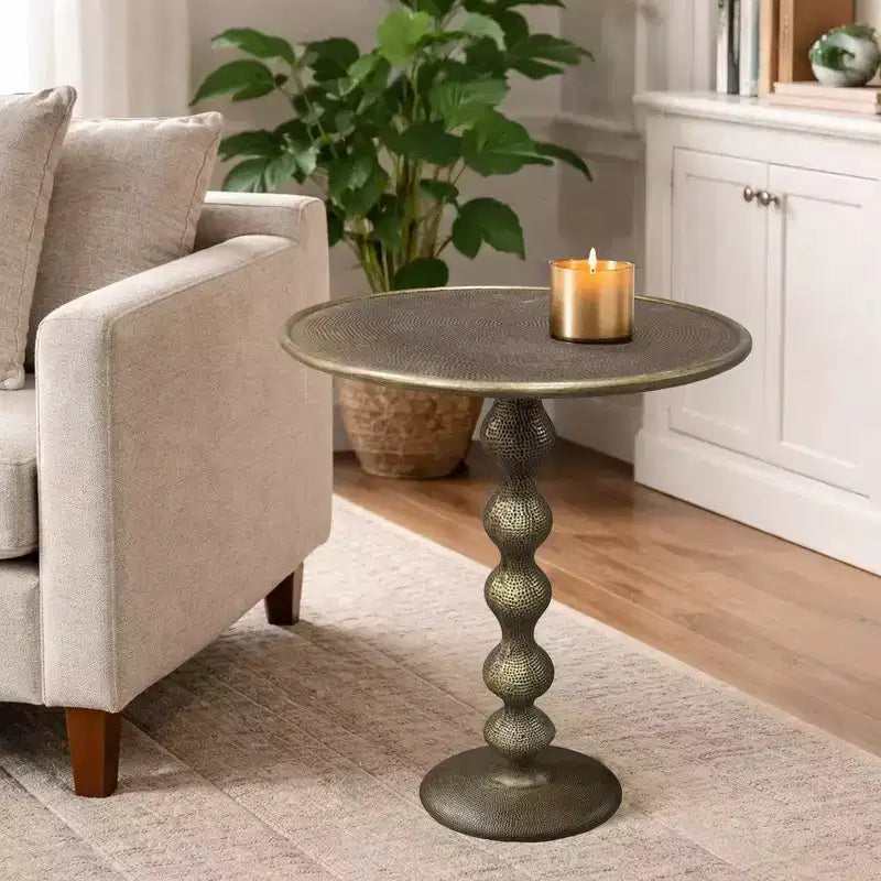 Table d'appoint ronde Royal Hampton de 22 po – Aluminium moulé laiton antique à texture martelée pour petits espaces