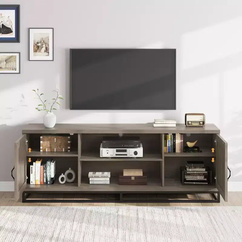 Meuble TV de style ferme Meuble TV gris avec pieds en métal robustes et étagères réglables Meuble multimédia en bois adapté aux salons et aux chambres