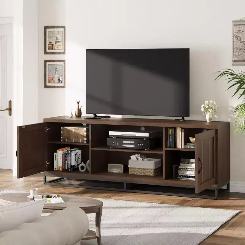 Meuble TV de style ferme Meuble TV gris avec pieds en métal robustes et étagères réglables Meuble multimédia en bois adapté aux salons et aux chambres