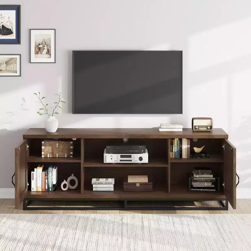 Meuble TV de style ferme Meuble TV gris avec pieds en métal robustes et étagères réglables Meuble multimédia en bois adapté aux salons et aux chambres
