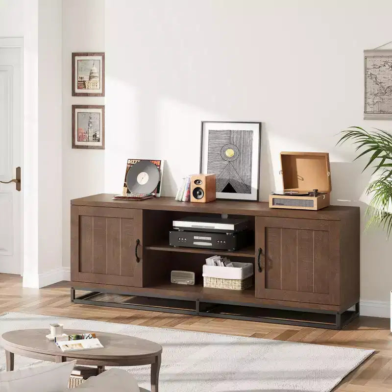 Meuble TV de style ferme Meuble TV gris avec pieds en métal robustes et étagères réglables Meuble multimédia en bois adapté aux salons et aux chambres