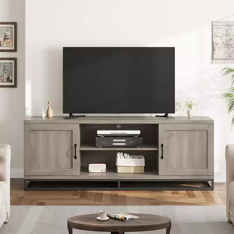 Meuble TV de style ferme Meuble TV gris avec pieds en métal robustes et étagères réglables Meuble multimédia en bois adapté aux salons et aux chambres
