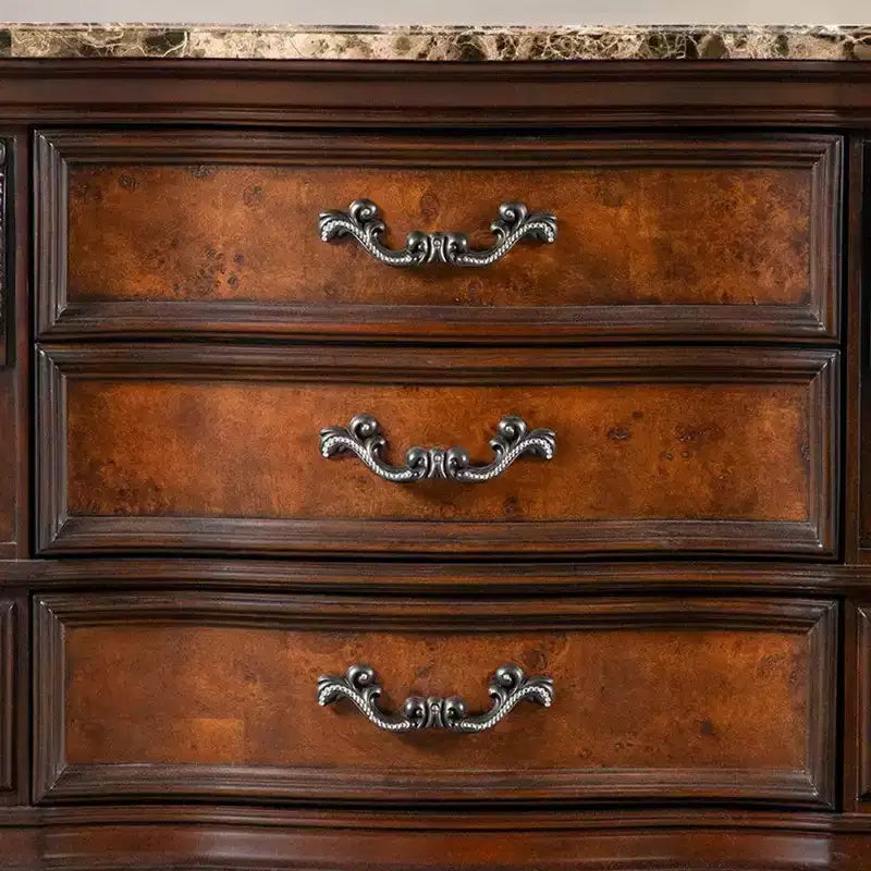 Table de chevet Royal Hampton, 3 tiroirs, Chêne orné et brun cerisier foncé, 33 pouces