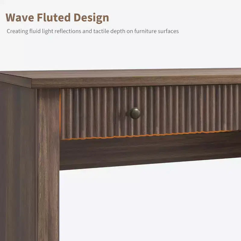 Bureau de rangement cannelé pour bureau à domicile, bureau de direction moderne de 137 cm avec station de charge, bureau d'écriture en bois avec tiroirs classeurs pour salle d'étude
