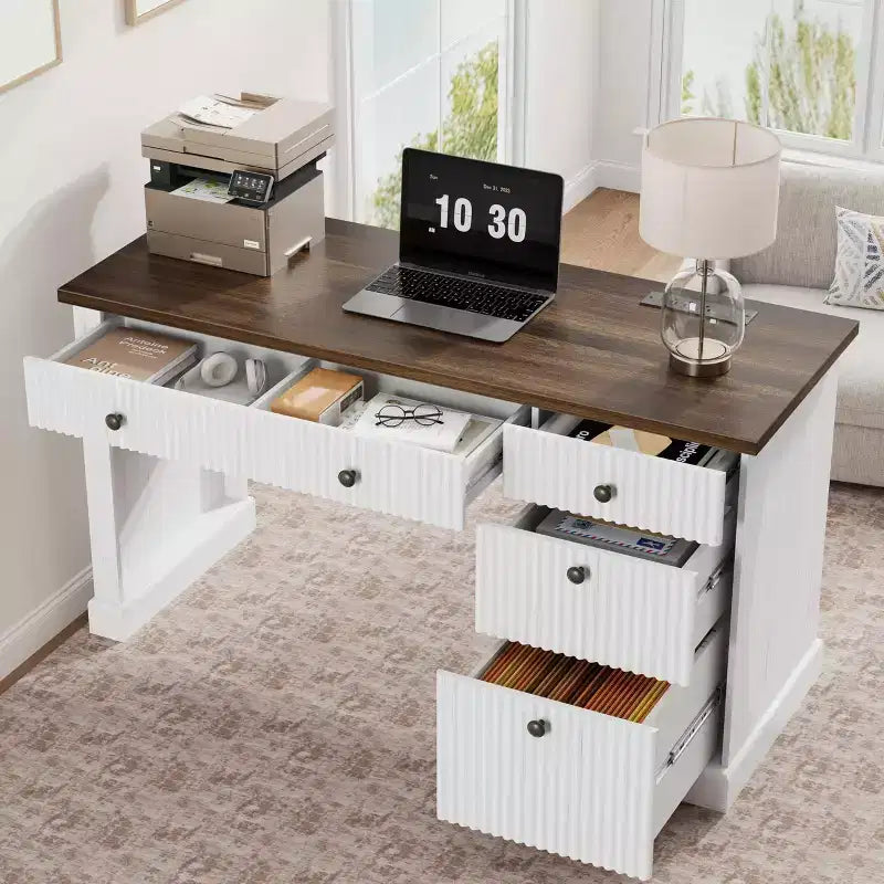 Bureau de rangement cannelé pour bureau à domicile, bureau de direction moderne de 137 cm avec station de charge, bureau d'écriture en bois avec tiroirs classeurs pour salle d'étude