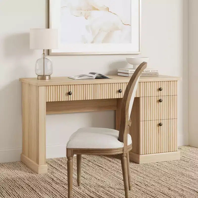 Bureau de rangement cannelé pour bureau à domicile, bureau de direction moderne de 137 cm avec station de charge, bureau d'écriture en bois avec tiroirs classeurs pour salle d'étude