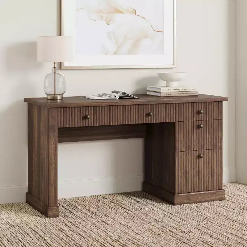 Bureau de rangement cannelé pour bureau à domicile, bureau de direction moderne de 137 cm avec station de charge, bureau d'écriture en bois avec tiroirs classeurs pour salle d'étude