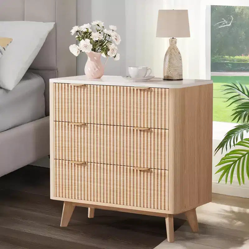 Table de chevet moderne cannelée COZONY avec plateau en faux marbre, table de chevet à 3 tiroirs avec profil incurvé pour chambre à coucher et salon