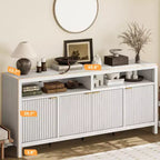 Buffet quatre portes avec façade rainurée Construction en bois moderne Idéal pour les salles à manger, les salons et les entrées