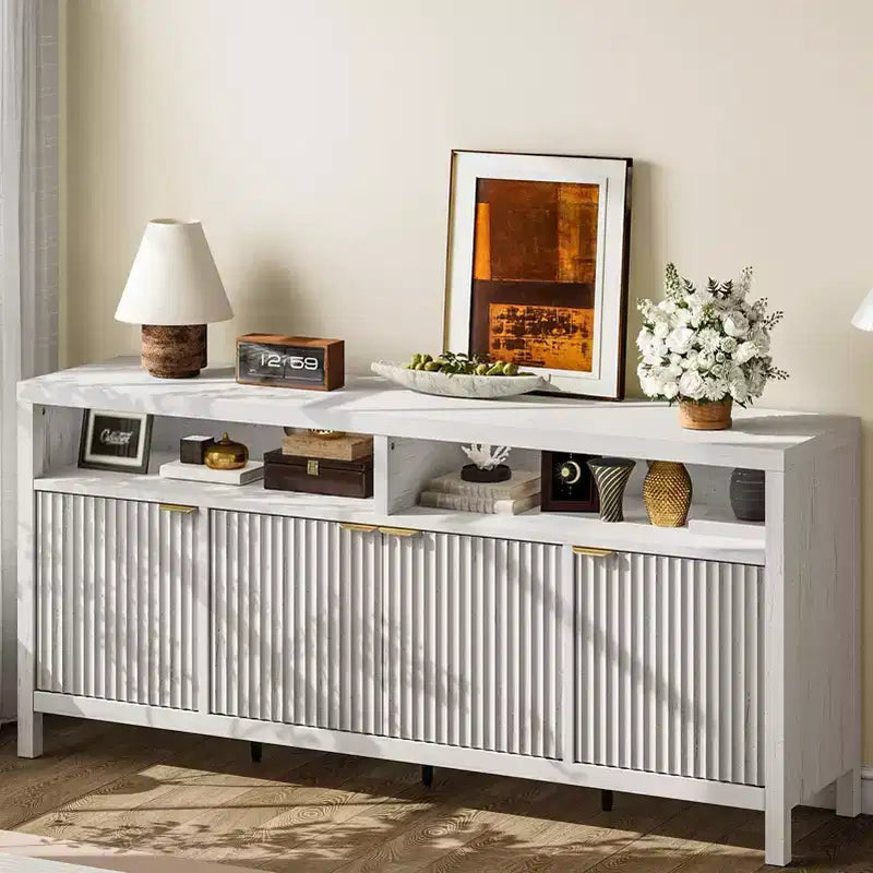 Buffet quatre portes avec façade rainurée Construction en bois moderne Idéal pour les salles à manger, les salons et les entrées