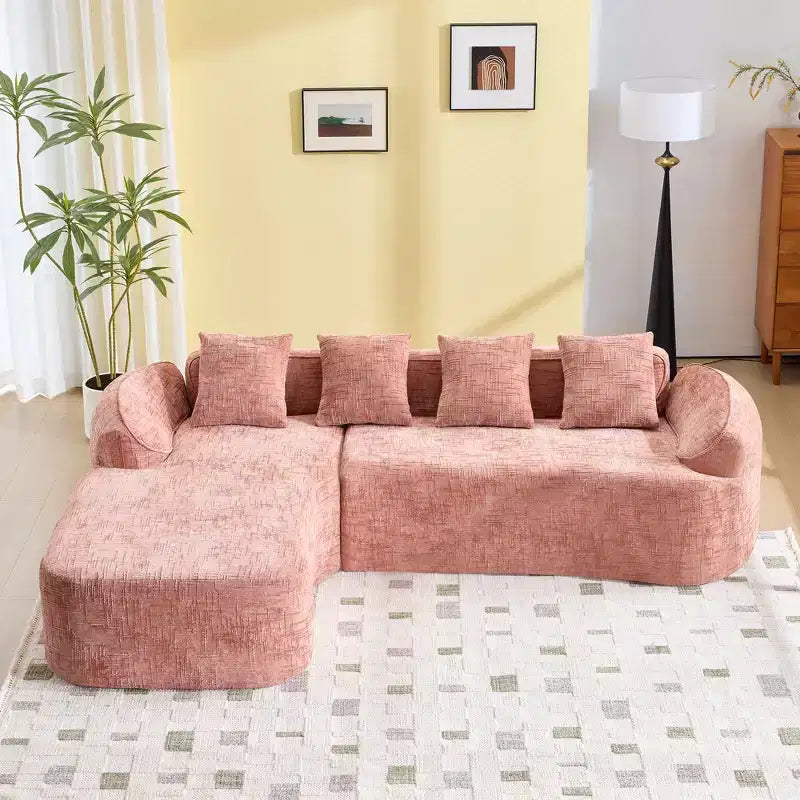 Canapé d'angle en chenille rose avec accoudoirs incurvés, 4 oreillers – Doux comme un nuage et astucieux