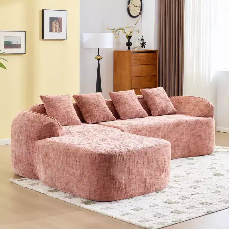 Canapé d'angle en chenille rose avec accoudoirs incurvés, 4 oreillers – Doux comme un nuage et astucieux