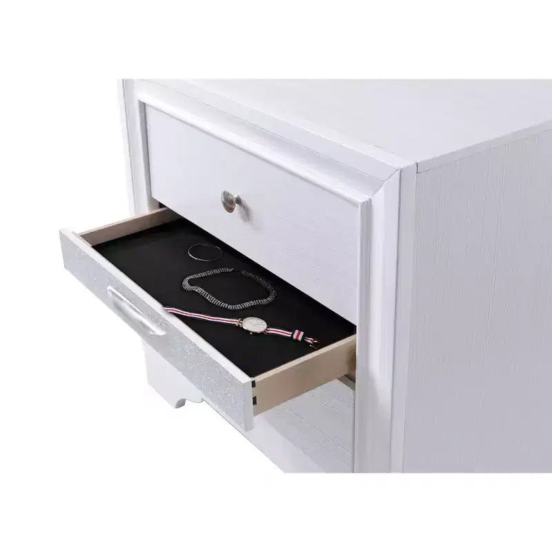 Table de chevet en bois à 3 tiroirs Royal Hampton de Naima, blanc