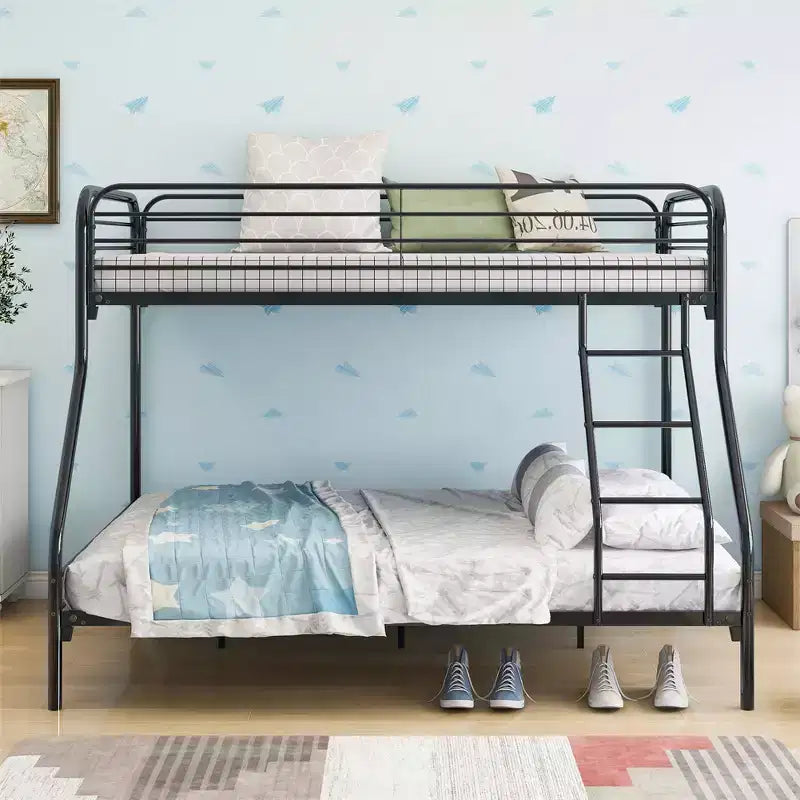 Lit superposé en métal une place au-dessus deux places, cadre robuste avec barrière de sécurité et échelle, montage facile pour chambre d'enfant ou chambre d'amis