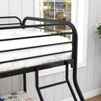 Lit superposé en métal une place au-dessus deux places, cadre robuste avec barrière de sécurité et échelle, montage facile pour chambre d'enfant ou chambre d'amis