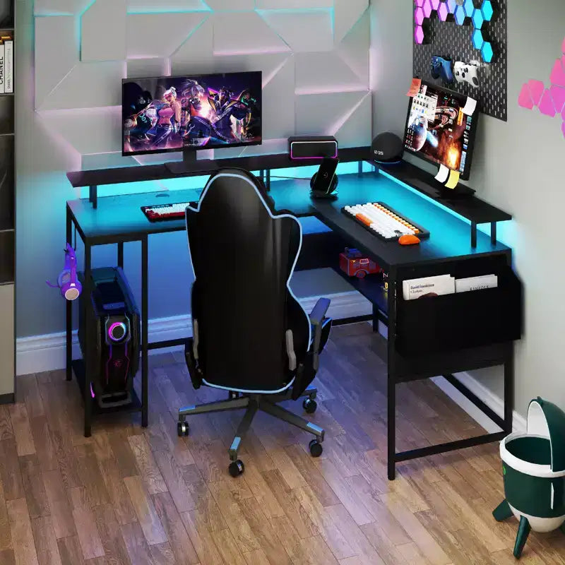 Bureau de jeu en L Costway avec lumières LED, prises électriques, support d'écran et pochette en tissu