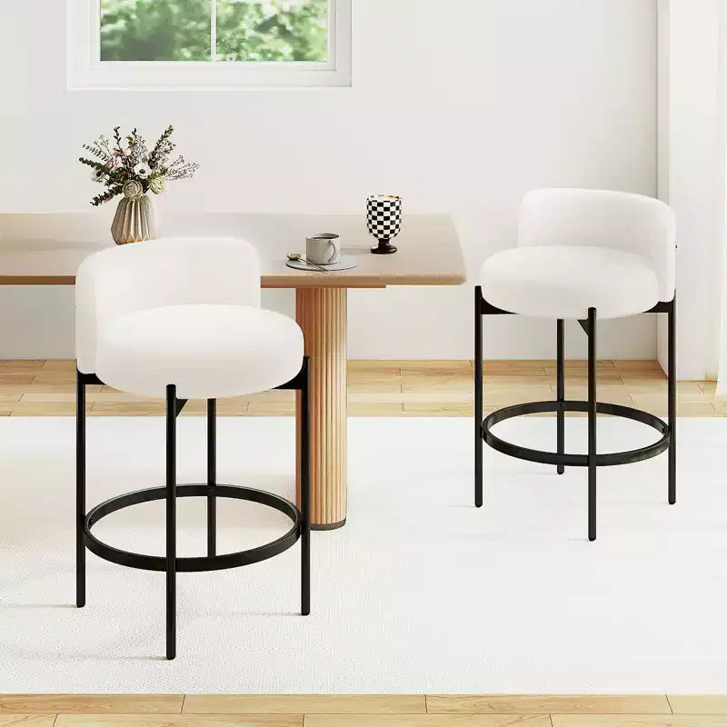 Lot de 2 tabourets de bar Costway en tissu bouclette avec dossier incurvé, structure en métal et repose-pieds confortable