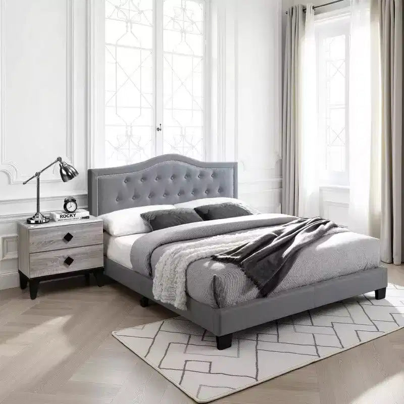 Lit double en velours capitonné Royal Hampton avec tête de lit incurvée, gris