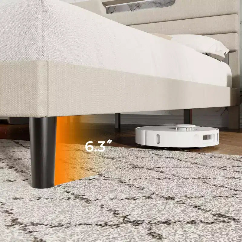 Lit plateforme moderne King Beige capitonné avec tête de lit de rangement, étagère à 2 niveaux, lumières LED, station de charge USB, lattes en bois – aucun sommier tapissier requis