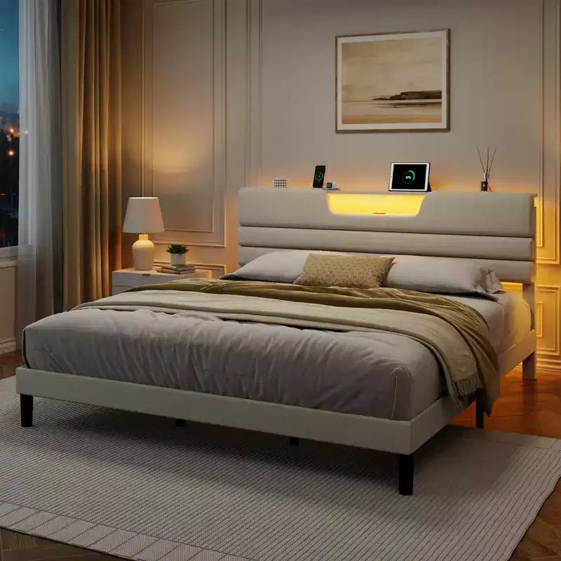 Lit plateforme moderne King Beige capitonné avec tête de lit de rangement, étagère à 2 niveaux, lumières LED, station de charge USB, lattes en bois – aucun sommier tapissier requis