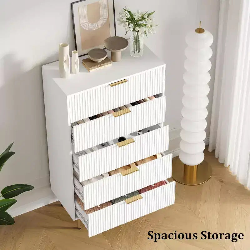 Commode Acekool 5 tiroirs, chiffonnier haut et moderne avec panneaux cannelés et larges poignées dorées, meuble de rangement pour chambre, dressing, salon, entrée