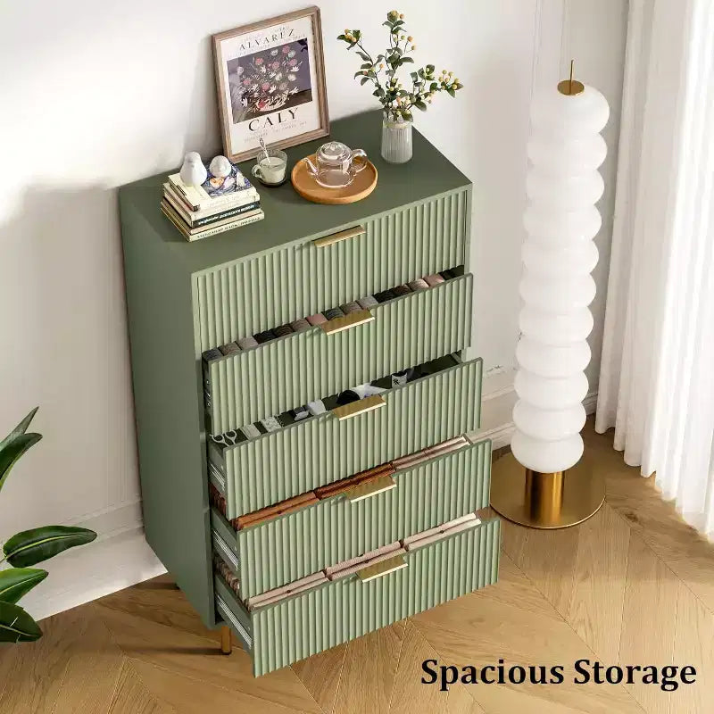 Commode Acekool 5 tiroirs, chiffonnier haut et moderne avec panneaux cannelés et larges poignées dorées, meuble de rangement pour chambre, dressing, salon, entrée