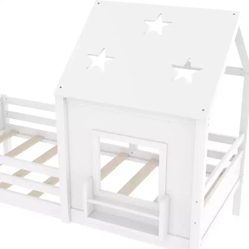 Lit cabane GDFStudio Osha moderne avec escalier bas, fenêtre et bibliothèque