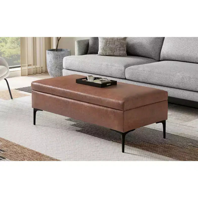 Lilah Grand pouf de rangement rectangulaire moderne du milieu du siècle de 48 pouces de large avec couvercle relevable en similicuir marron selle vieilli